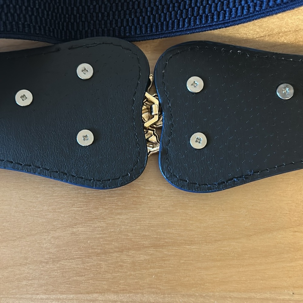 NWT Navy Stretch Belt with Gold Leaf Buckle - Picture 4 of 6